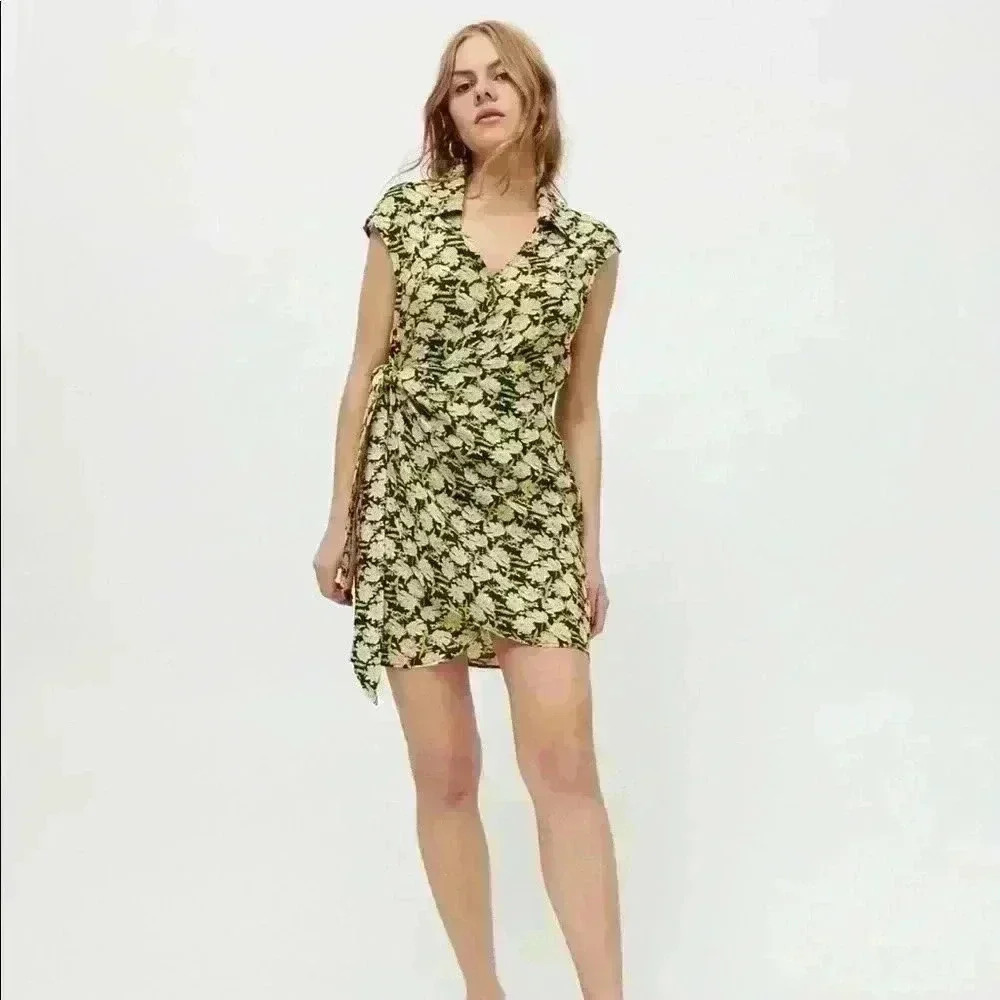 URBAN OUTFITTERS UO NWT super-cute Silver Sun flower Mini Floral Wrap Dress - Picture 3 of 5